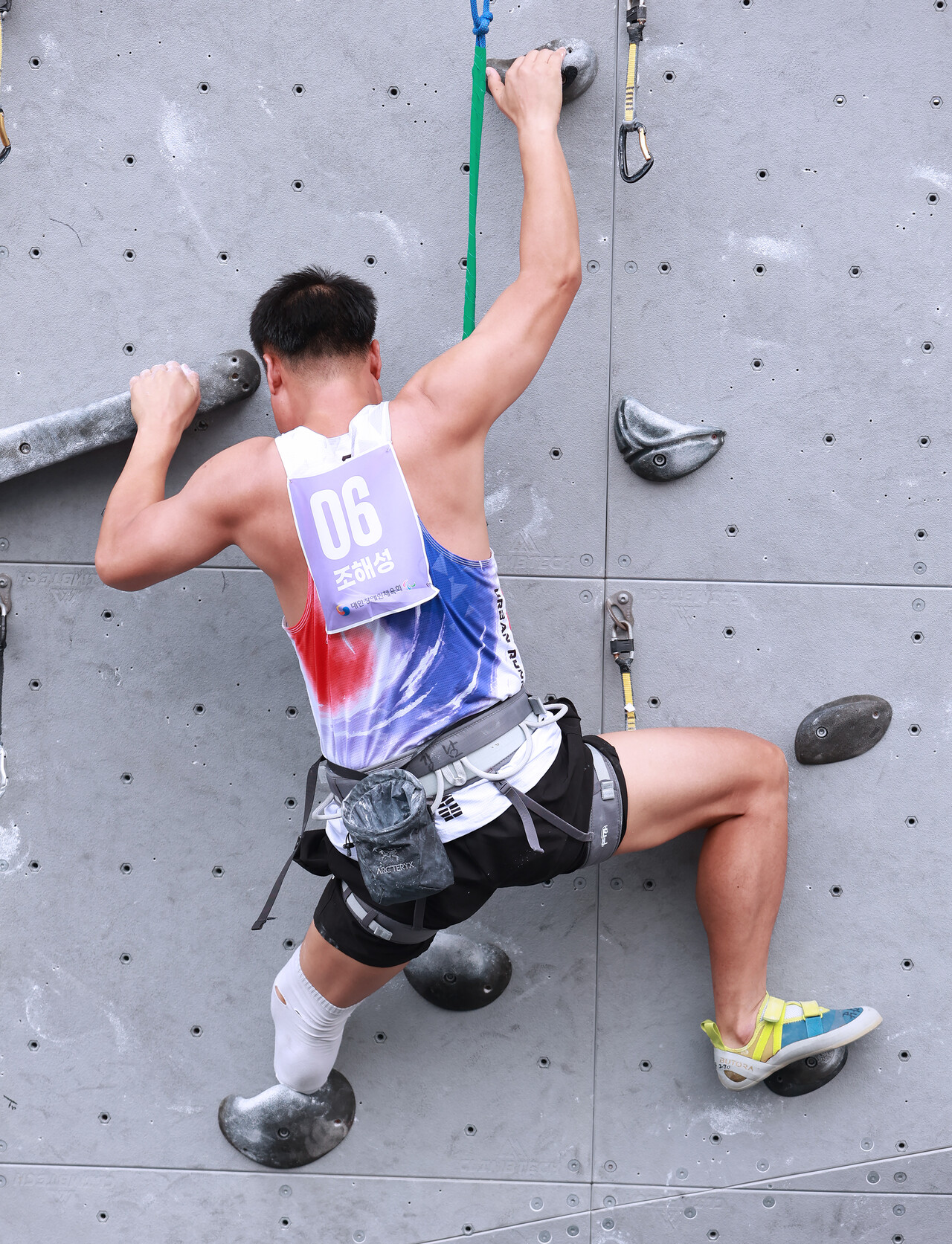 8월 3일(일) 강남스포츠클라이밍센터에서 열린 2025 IFSC 파라클라이밍 세계선수권대회 선발전에서 조해성 선수가 경기 중에 코스를 오르고 있다.