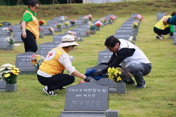 제주적십자사, 추석맞이 국립제주호국원과  1사1묘역 가꾸기 결연사업 진행